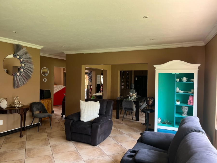 To Let 4 Bedroom Property for Rent in Melodie North West